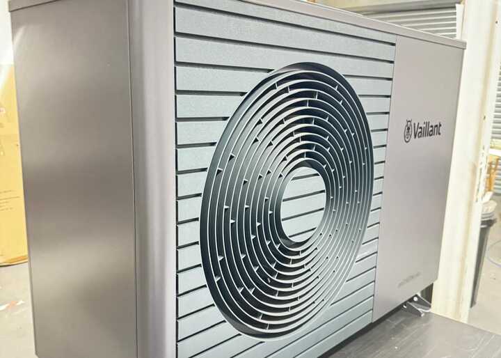 Vinyl Wrapping a Vaillant aroTHERM Plus Air Source Heat Pump in Anthracite Matt Metallic Grey: A Unique Challenge for a Seamless Look