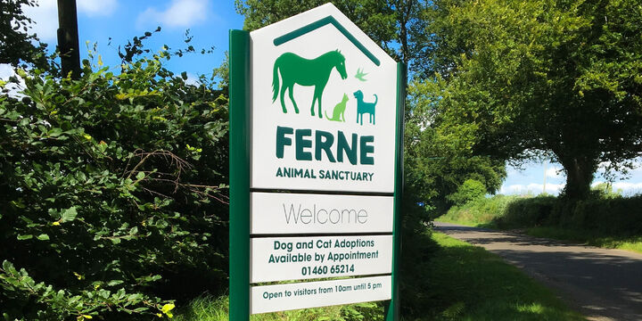 post-mounted-sign-ferne-animal-sanctuary-106731.jpg